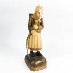 Rzeźba drewniana - Kobieta z laską