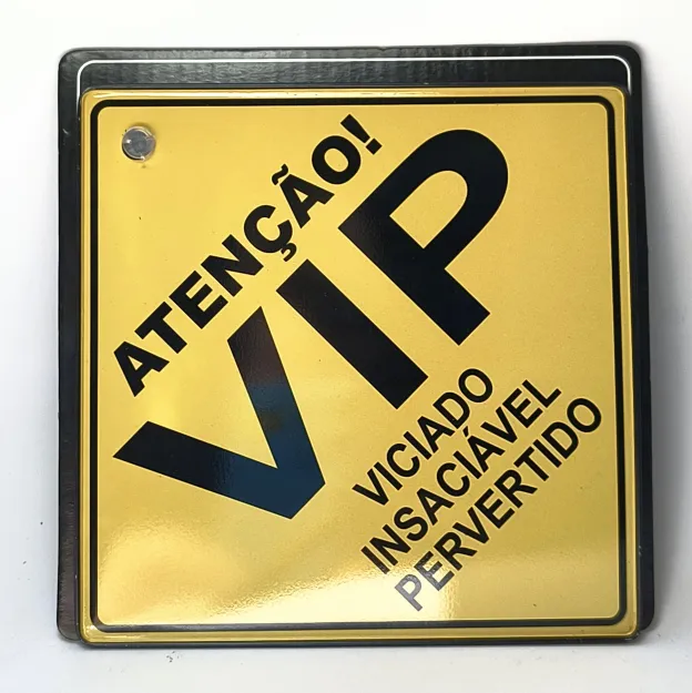 Plakietka z przylepcem - Atenção! VIP Viciado insaciável pervertido (Uwaga! VIP Uzależniony nienasycony  zboczeniec)