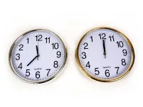 Anti clock zegar chodzący do tyłu w złotej ramie - 3