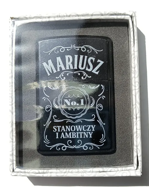 Zapalniczka z imieniem (czarna) - Mariusz No.1 stanowczy i ambitny