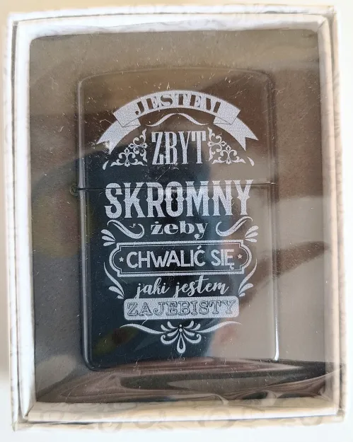 Zapalniczka czarna - Jestem zbyt skromny, żeby chwalić się jaki jestem zajebisty