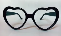 Okulary w ksztalcie serca - oprawka czarna