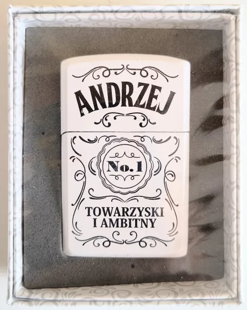 Zapalniczka z imieniem biała- Andrzej No.1 towarzyski i ambitny