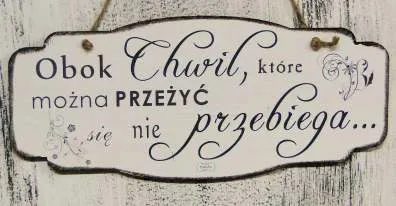 Tabliczka prost. Vintage - Obok chwil, które można przeżyć się nie przebiega 