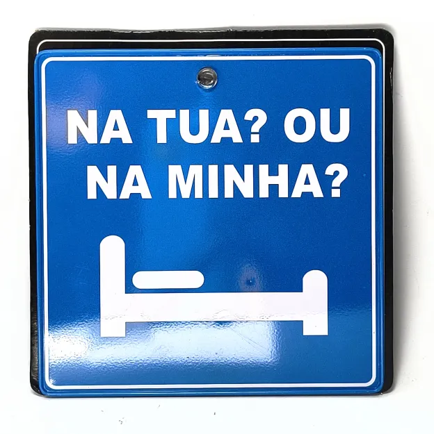 Plakietka z przylepcem - Na tua? Ou na minha? (W twoim? Czy w moim?)