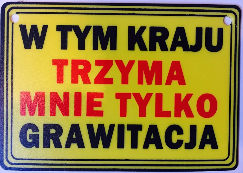Tabliczka żółta - W tym kraju trzyma mnie tylko grawitacja