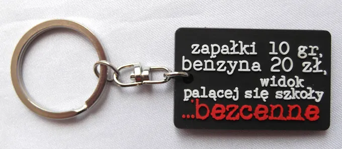 Brelok gumowy - Zapałki 10gr, benzyna 20 zł, widok palącej się szkoły ...bezcenne