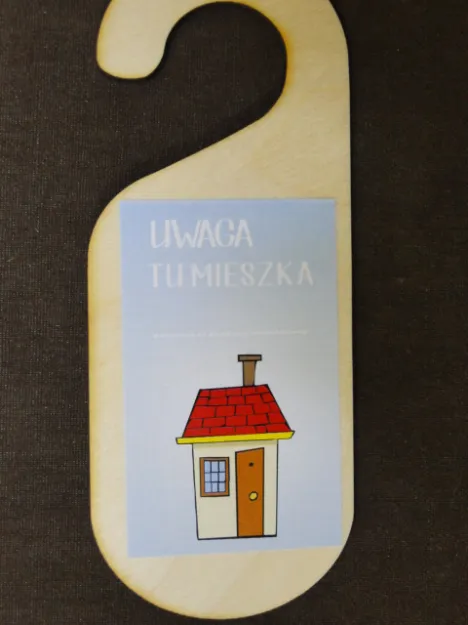Zawieszka na drzwi - Uwaga. Tu mieszka ...
