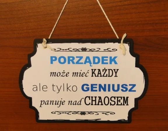 Zawieszka Vintage - Porządek może mieć każdy, ale tylko geniusz panuje nad chaosem.