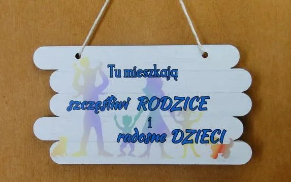 Drewniana zawieszka (niebkieski) - Tu mieszkają szczęśliwi rodzice i radosne dzieci.