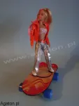 Dziewczynka jeżdżąca na deskorolce - 3
