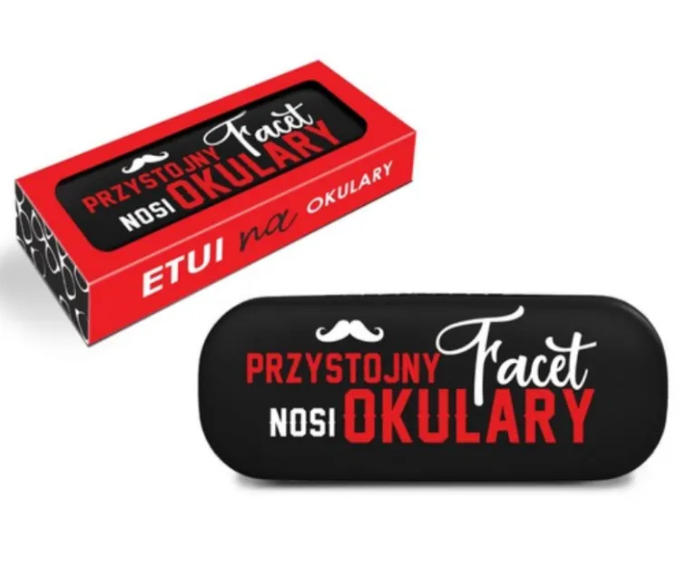 Etui na okulary - Przystojny facet nosi okulary