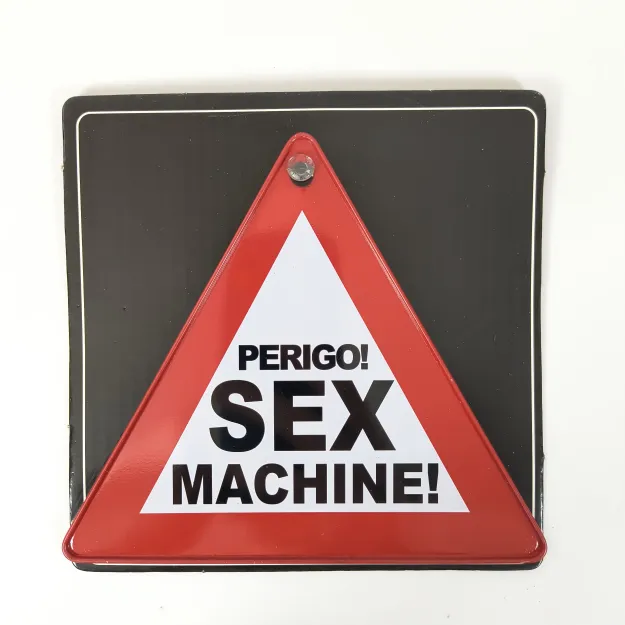 Plakietka z przylepcem - Perigo! Sex Machine (Niebezpieczeństwo! Seks maszyna)