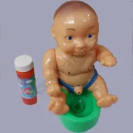 Niegrzeczne dziecko  puszczające bańki mydlane z wacusia
