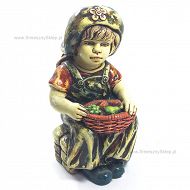 Figurka - Siedząca dziewczynka z koszem owoców