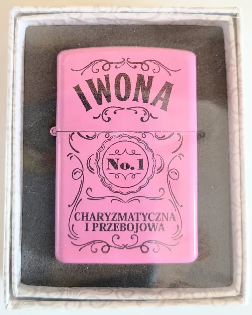Zapalniczka z imieniem różowa- Iwona No.1 charyzmatyczna i przebojowa