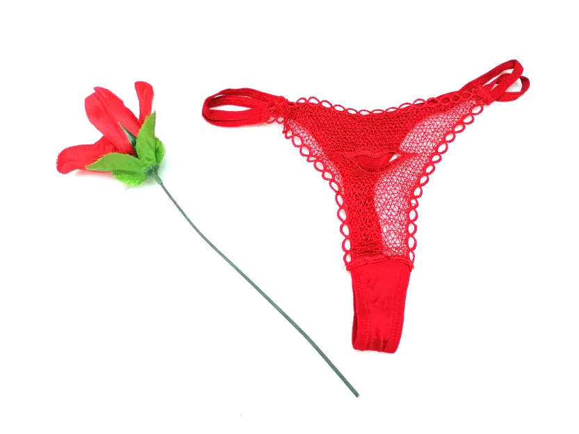 Róża ze stringami (stringi w pąku róży)