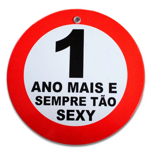 Plakietka z przylepcem - 1 ano mais e sempre tao sexy (1 rok starszy i zawsze taki seksowny)
