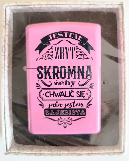 Zapalniczka różowa - Jestem zbyt skromna, żeby chwalić się jaka jestem zajebista