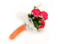 Wiązanka kwiatów z penisem
