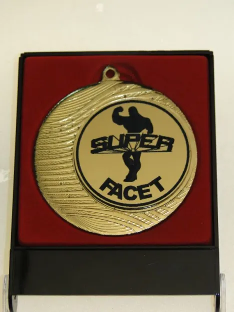 Medal w etui - Super Facet (postać)
